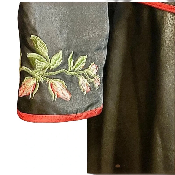 FUSION Traditional Chinese  SILK Embroidered Cheongsam Top/Jacket SIZE SMALL - Picture 3 of 3